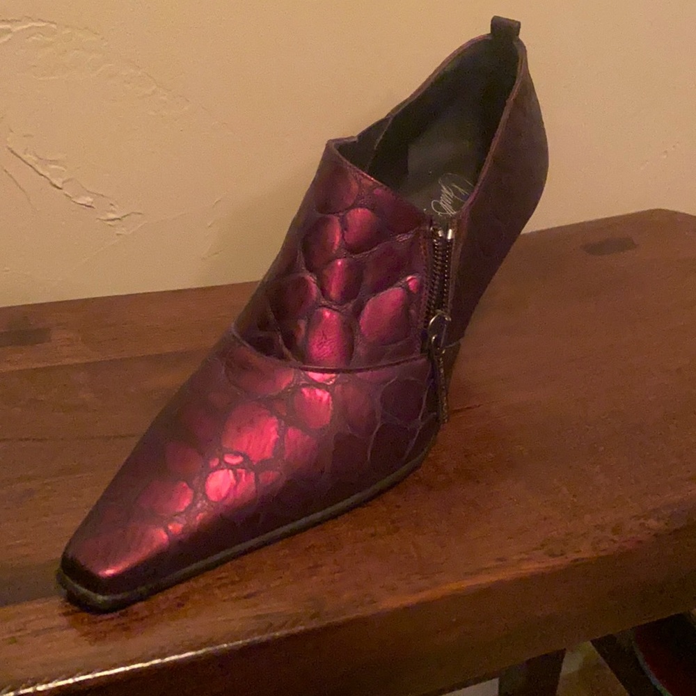 Donald J Pliner rare crocodile pattern 2 inch heal